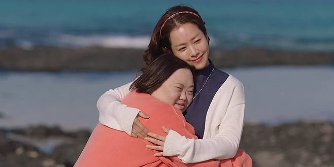 tvN 드라마 ‘우리들의 블루스’에선 '이영옥(한지민씨)'의 쌍둥이 언니로 발달장애를 겪는 '이영희(정은혜씨)'가 등장한다. 영희의 등장 초반, 그를 신기하게 바라보는 드라마 속 주변 인물들의 시선은 발달장애인 가정이 겪는 현실을 비교적 잘 나타냈다는 평가를 받는다. '우리들의 블루스' 영상 캡쳐