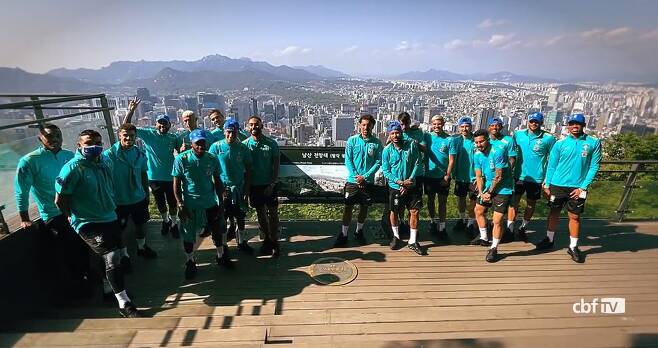 브라질축구대표팀 선수들이 서울 시내 전경으로 단체사진을 찍고 있다. [사진 브라질축구협회 트위터]
