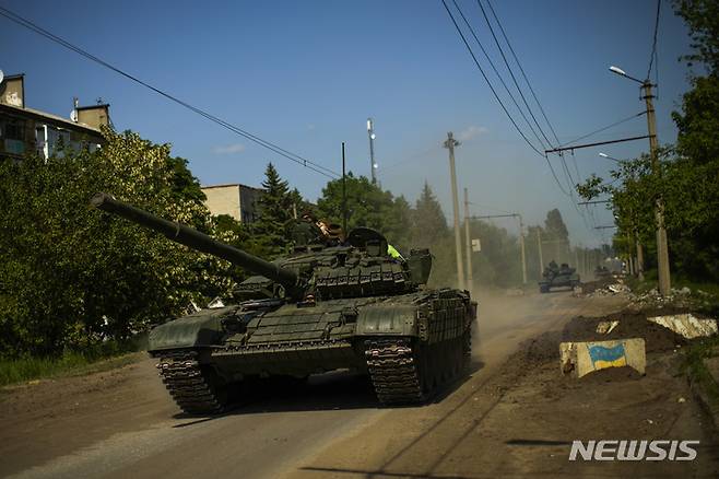 [도네츠크=AP/뉴시스] 30일(현지시간) 우크라이나 동부 도네츠크주에서 우크라이나군 전차들이 이동하고 있다. 2022.05.31.