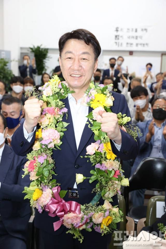 ▲우범기 전주시장 당선인이 축하 꽃다발을 받고 주먹을 불끈 쥐어 보이고 있다. ⓒ프레시안