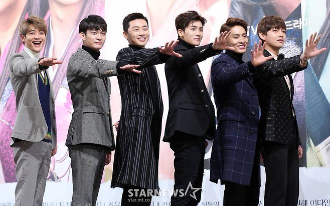 2016년 드라마 '화랑' 제작 발표회 당시 샤이니 민호, 배우 조윤우, 박서준, 제국의아이들 박형식, 도지한, 방탄소년단 뷔