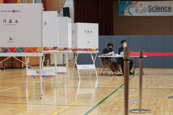 제8회 전국동시지방선거일인 1일 오후 서울 종로구 세검정초등학교에 마련된 부암동 제2투표소가 한산한 모습을 보이고 있다. 연합뉴스