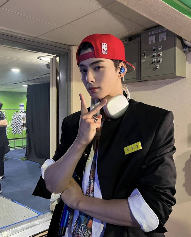 Idol group Astro member and Actor Cha Eun-woo showed off First Love visual.On the 4th, Cha Eun-woo posted several photos on his social media with the phrase First Love (First Love).In the open photo, Cha Eun-woo is preparing to shoot in uniform, giving points with items such as a red cap cap hat and headsets around his neck.The warm figure, which is chicly crossed arms or posing with a V-position with his fingers like a naughty, attracts attention as the main character in the cartoon seems to have popped out.Meanwhile, Cha Eun-woo recently finished filming the new drama Ireland, a Korean fantasy hero drama with one webtoon of the same name.Cha Eun-woo is known to have purchased Penthouse in Cheongdam-dong, Gangnam-gu, Seoul, in September last year for about 4.5 billion won in cash at the recently broadcasted Mnet entertainment TMI NEWS SHOW.