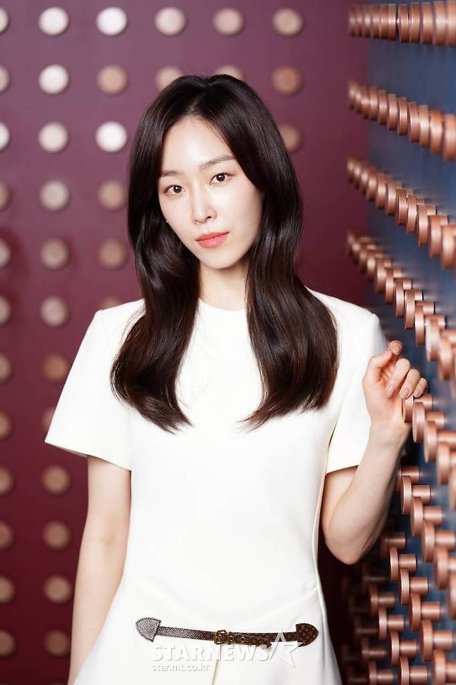 영화 '카시오페아'의 배우 서현진이 26일 오전 진행된 인터뷰를 위해 포즈를 취하고 있다. 변호사, 엄마, 딸로 완벽한 삶을 살아가려 노력했던 수진(서현진 분)이 알츠하이머로 기억을 잃어가며 아빠 인우(안성기 분)와 새 삶을 시작하는 특별한 동행을 그린 영화 '카시오페아'는 내달 1일 개봉한다. /사진제공=트리플픽쳐스 2022.05.26 /사진=이동훈 기자 photoguy@