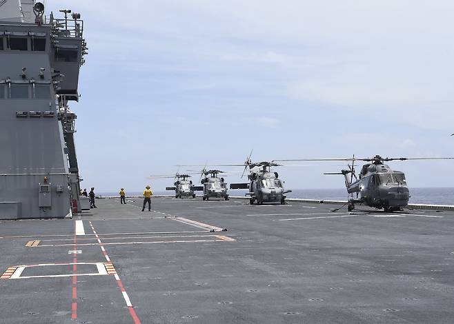 지난 2~4일 오키나와 인근에서 열린 한미 연합 해상훈련에서 미 MH-60 해상작전헬기 등이 한국 해군 대형상륙함 마라도함에서 이함을 준비하고 있다. /합동참모본부