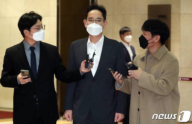 이재용 삼성전자 부회장이 6일 오후 서울김포비즈니스항공센터(SGBAC)에서 UAE(아랍에미리트) 등 중동으로 출장 떠나고 있다. 이번에 이 부회장이 서둘러 중동을 찾는 것은 4차산업혁명시대를 맞아 첨단제조업을 육성하려는 중동 국가들과의 교류를 확대, 새로운 시장을 개척하기 위한 행보다. 2021.12.6/뉴스1 © News1 김명섭 기자