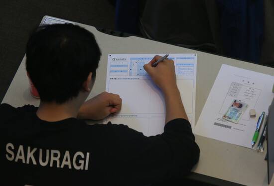 수험생들이 서울의 한 대학교 수시모집 논술전형 시험을 치고 있다. 김태형 기자 xogud555@hani.co.kr