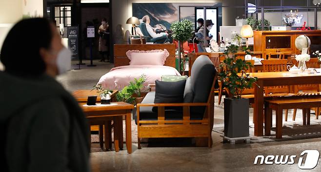서울 용산구 아이파크몰에서 고객들이 가구, 인테리어용품 등을 둘러보고 있다. 2021.2.16/뉴스1 © News1 안은나 기자