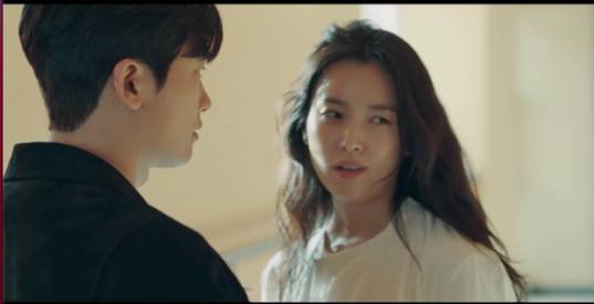 경찰특공대원인 윤새봄(한효주 역)은 공무원 아파트 특별공급을 받기 위해 형사 친구인 정이현(박형식 역)과 결혼을 하자고 제안한다.