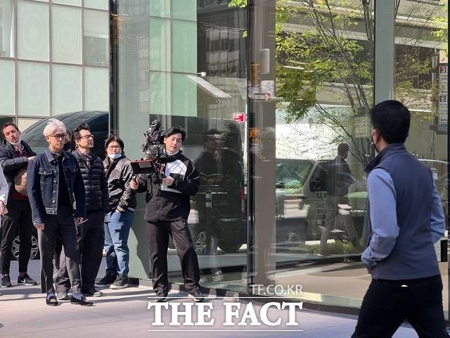 글로벌 파트너들과 함께 큰 컴백 프로젝트의 일환으로 미국 뉴욕의 심장부 맨해튼에서 촬영을 하고 있는 탑. /더팩트 독자 제공