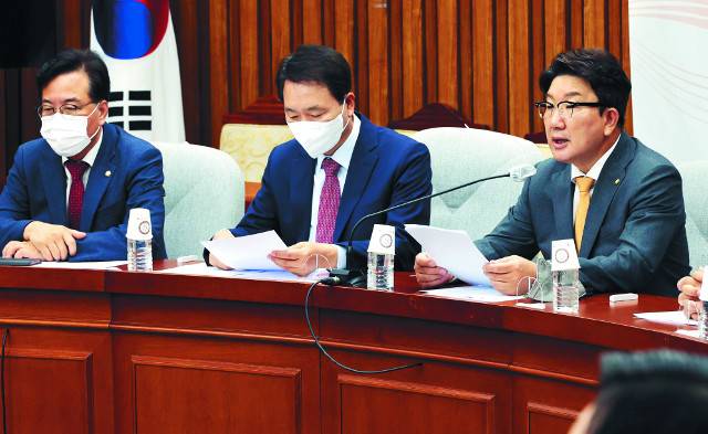 친윤(친윤석열)계 좌장인 권성동 국민의힘 원내대표가 7일 국회에서 열린 원내대책회의에서 발언하고 있다. 차기 당권을 놓고 이 대표 측과 친윤계 간의 긴장이 고조되고 있다. 국회사진기자단