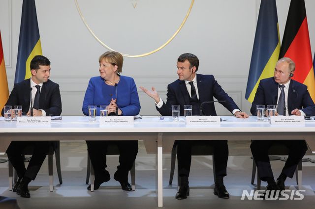 [파리=AP/뉴시스]지난 2019년 12월9일(현지시간) 프랑스 파리의 엘리제궁에서 볼로디미르 젤렌스키(왼쪽부터) 우크라이나 대통령, 앙겔라 메르켈 독일 총리, 에마뉘엘 마크롱 프랑스 대통령, 블라디미르 푸틴 러시아 대통령이 '노르망디 4' 회담 후 공동 기자회견을 하고 있다. 4개국 정상은 우크라이나와 러시아가 2019년 말까지 우크라이나 동부 내전 지역에서 완전한 정전을 이루게  될 것이라고 합의했다.