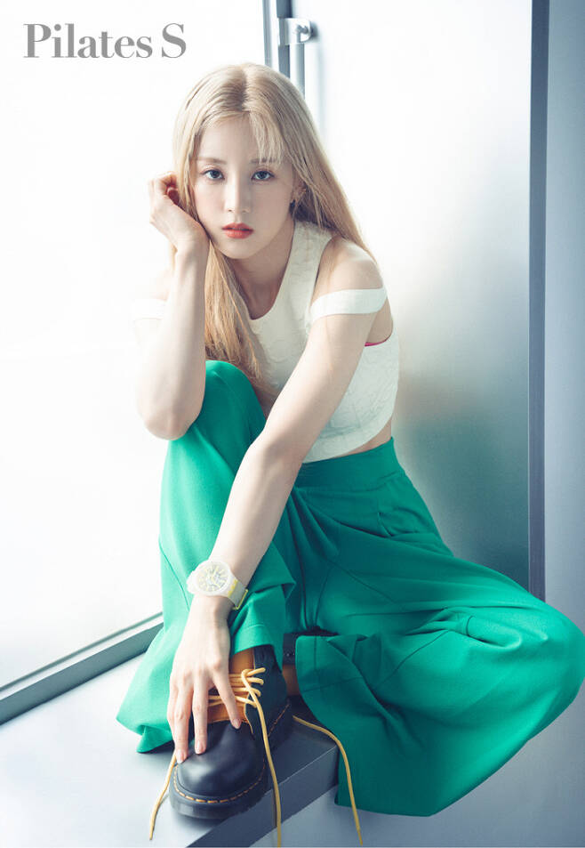 Girl group Apink Park Cho-rong caught the eye with a healthy charm.Apink Park Cho-rong has covered the June issue of Wellness magazine Pilates S.In this photo, Park Cho-rong has perfected various athletic look and showed a slender body line with solid health beauty.Park Cho-rong, who boasts a fairy visual with a colorful blonde transformation with a body that is made up of exercise, has attracted attention with a sporty charm through colorful styling, while also attracting attention with a pale visual that goes between love and sexy.In a subsequent interview, Park Cho-rong said, The reason I started Pilates was not to make a body.As I said before, when I danced for a long time, there was no place to do it, so I started to correct my body shape.It is important to understand the condition of my body and to choose what the perfect exercise is to fill the shortcomings, he said, referring to the moment when he came across Pilates, saying, The body line has changed a lot naturally. He also said about his own exercise routine and healthy body maintenance tips.I want to be more flexible as an Apink, as well as as as a Park Cho-rong.I hope it will be a year to greet many people more. He said, I will work hard so that I can show you a lot of things. I hope we will have a happy time in the future.I am so grateful for your support all the time. On the other hand, the pictorial and interview specialties of Apink Park Cho-rong can be found in the June issue of Pilates S.