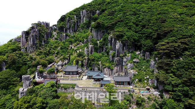 무등산 일대 최고의 경관으로 꼽은 규봉암과 광석대. 무등산은 우리나라에서 21번째로 지정된 국립공원으로, 산 곳곳에는 이 땅의 역사를 품은 서석대, 입석대, 광석대 등의 주상절리와 너덜들이 펼쳐져 있다.