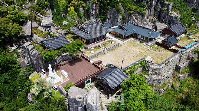 광석대에 둘러싸여 있는 규봉암. 규봉을 중심으로 솟아있는 광석대는 산사를 품에 안고 있어 한층 고즈넉한 풍경을 자아낸다.