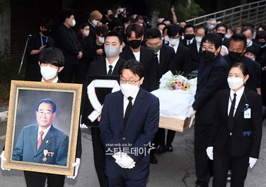 At 4:30 am on the 10th, at the funeral hall of Seoul Jongno District, Seoul National University Hospital, Song Haes funeral ceremony was strictly followed by Eom Yong-soo, Yong-Shik Lee, Jeon Yoo-sung, Lim Ha-Ryong, Kim Hak-rae, Choi Yang-Rak, Yoo Jae-Suk, Kang Ho-dong, Lee Soo-geun Jo Se-ho and other junior comedy actors gathered and walked out of the last way of the deceased without loneliness.On this day, the funeral ceremony was conducted by Comedian Kim Hak-rae, and the president of the Comedian Association, Eom Young-soo, investigated.In addition, the comedian Yong-Shik Lee made a memorial service, and Song Haes representative songs Napal Flower Life were called by Sulundo, Hyun Sook, Moon Hee Ok, Bae Il Ho, Kim Hye Yeon, Lee Ja-yeon and Shin Yu.Kim Hak-rae, who was in charge of the proceedings, said, When I turned on the TV, I filled my hungry stomach with laughter.I hope you will see Mr. Song Hae, who is going to heaven with joy today. You ran away from home and went to North Korea, and you went to the shelter and made your debut, he said. You should get up again.Ill wait until you get up. I read the eulogy that I had prepared with a trembling voice that I still couldnt believe.You never said you were going to get off. You were hospitalized for two or three days at a long time.Song Hae, who had a 2,000 won rice soup and lived with an elderly man, can not believe that he went to heaven in such a youth.I hope you rest in heaven and rest comfortably. I respect and love you. I miss you so much.After the 30-minute design ceremony, Choi Yang-Rak, Lim Ha-Ryong, Yoo Jae-Suk, Kang Ho-dong, Jo Se-ho, and six other countries of the two countries made a Pilgrim image.The a Pilgrim image car with the deceased will go to the crematorium located in Gimcheon, Gyeongbuk after stopping at KBS main building through no:ze on Song Hae road in Seoul Paradise.On KBS, the band, which has been involved in the National Singing Contest, will play the last way.The deceased, who has been holding the MC position of the National Singing Contest, KBSs longest program for 34 years, was loved as a national MC, setting the Guinness World Record this year with the oldest MC (95 years old).On the second day, on the 9th, Choi Bul-am, Jun Hyun-moo, Kim Sook, Lim Sung-hoon, Lee Mi-ja, Lee Soon-jae, Jeon Won-ju, Park Jin-do, Park Sang-cheol, Yoo Min-sang, Moon Se-yoon, Kim Min-kyung, Hong Yoon-hwa, Tae Jin-ah, Ji Byung-soo, Moon Hee-ok, Song Dae-gwan and In Soon-i were Winston Chao.Former Prime Minister Hwang Kyo-ahn, Minister of Culture, Sports and Tourism Park Bo-gyun, Governor of Gyeonggi Province Kim Dong-yeon, former National Assemblyman Cho Won-jin, Chung Soon-kyun, Gangnam District Commissioner Kim Moon-oh,Born in 1927 in Yeonbaek-gun, Hwanghae Province, the deceased died on the 8th at his home in Dogok-dong, Seoul Gangnam District.Four days after failing to record the public recording of the national Born to Sing Yeonggwang Army, which resumed in two years on the last 4 days, I closed my eyes.The remains of the deceased are laid next to his wife, Seok Ok Lee, who was buried in Song Hae Park in Dalseong-gun, Daegu, which is called the second hometown.