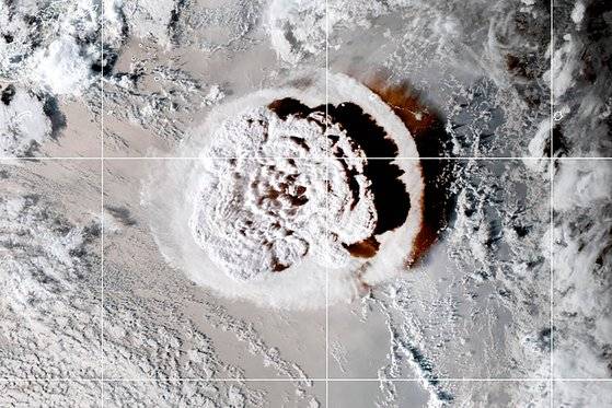 지난 15일(현지시간) 남태평양 섬나라 통가 인근에서 초대형 해저화산이 폭발하며 핵폭탄이 터진 듯 거대한 버섯구름이 일고 있다. 연합뉴스