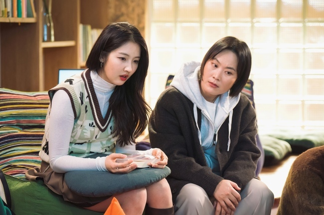 Why Her Seo Hyun-jin and Rigal Clinic members track the truth.SBSs Drama Why Her (director Park Soo-jin and Kim Ji-yeon, the playwright Kim Ji-eun, production studio S and Bomedia) released a still cut on the 11th, which will announce the full-scale launch of the Seojung University Law School Regal Clinic Center.The centers chiefs Oh Soo-jae (Seo Hyun-jin), the guest One Lawyer Song Mi-rim (Lee Joo-Woo), and the last-placed Gongchan (Hwang In-yeop), Choi Yoon-sang (Bae In-hyuk), Cho Gang-ja (Kim Jae-hwa), Na Se-ryun (Nam Ji-hyun), Nam Chun-pung (Lee Jin-hyuk) Expectations are focused on the cohesion of the two.In the last broadcast, the Park So Young (Hong Ji-yoon) Death incident was again on the surface.His brother Park Ji-Young (Park Ji-won) appeared and pointed out that Sisters death was Homicide, not suicide, and the criminal was Oh Soo-jae.Here, Park So Young was released to the TK law firm just before his death, and he was branded Murderer.However, Oh ordered the members of the Rigel Clinic Center to find out about me, and as soon as they reported the investigation, Park Ji-Young was arrested and shocked by the arrest of Park So Young as a suspect.In the meantime, the complete body of the Rigal Clinic Center is united. The public photos show members of the law school gathered together, including Oh Soo-jae and Song Mi-rim.All of them are staring at something in a serious expression and a super-intensive mode, which stimulates more curiosity.In the previous trailer, Oh Soo-jae announced that the first case of the Rigal Clinic will take on the Park Ji-Young case, and attention is focused on the new story of Park So Young and Park Ji-Young sisters.Especially, it is already exciting to see Gongchan, who handed the questionable documents to Oh Soo-jae, and Namchun-pung, who took out USB with a meaningful expression.It is noteworthy why Park Ji-Young was arrested suddenly, and what Reversal story and Secret are hidden.