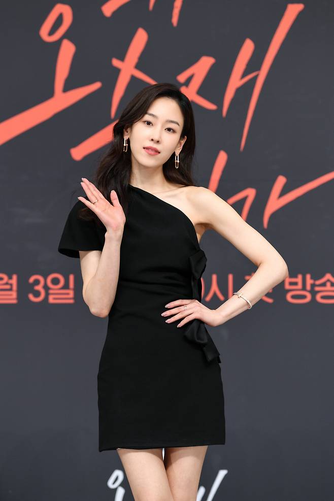 The genre is Seo Hyun-jin, from perfect dictions to audience eardrums to a 100% synchro rate of Character digestive power.TK Law Firms best star Lawyer Oh Soo-jae transformed into a perfect Seo Hyun-jin revealed the TV viewer rating queen downside.SBS gilt drama Why Her (directed by Kim Ji-eun, Park Soo-jin and Kim Ji-yeon) is a drama about the sick but thrilling story of a cold Lawyer who is empty and a law school student who is not afraid to protect him.In the 4th episode of Why Her, which aired on the 11th, members of the Seo Hyun-jin and Rigal Clinic were shown approaching the truth of the Park So Young (Hong Ji-yoon) Death incident.I thought there was no trace of murder or the circumstances of the crime, but the silhouette of the suspect who was caught by chance was revealed on an Internet broadcast video and caused a creep.In the meantime, Oh Soo-jae was attacked by a questionable man and once again raised the heart rate of viewers with unpredictable development and shocking ending.Oh got new information about the dead Park So Young: that he had a child on board at the time of Death.There have been secret rumors that Hong Seok-pal (Lee Cheol-min), president of the room salon where Park So Young worked, has Choi Thailand (Heo Joon-ho), Han Sung-beom (Lee Kyung-young), and Rhee In-soo (Cho Young-jin) as the best VVIP.In addition, Choi Thailand told Park Ji-Youngs arrest news, So Young is a child who was very precious, and the reaction of Han Sung-bum, who was instantly hot, was enough to raise doubts.Oh went to Park Ji-Young, who was detained in a police station detention center.Detective, who is in charge, asked Park Ji-Young to turn himself in for the murder, saying he had only found Oh Soo-jae Lawyer.However, Oh Soo-jae returned only after confirming that Park So Youngs cell phone had disappeared.The reaction of the members except for Gongchan (Hwang In-yeop) was cold on the news that he was taking the Park Ji-Young case as the first case of the Rigal Clinic Center.Asked if he believed Park Ji-Young was innocent, he said: I dont believe The Client.I believe in me to defend The Client. The answer of Oh Soo-jae confused Gongchan.His appearance, which was so different from the past, was strange and sad, sad and sad.At the same time, USB hidden in the gap between Hansu Vaio data predicted that it would be a box of Pandora that hid a huge secret.TK law firm CEO Choi Juan (Ji Seung-hyun) was desperate to take it away from Oh Soo-jae, and Han Ki-taek (Jeon Jae-hong), the head of the legal affairs department of Hansu Group, was anxious to see it by anyone.Of course, it is still in the hands of the sewage, but once the sealed information has not been easily released.Oh asked Han Ki-taek for three answers as a pawn: The first is the relationship between Choi Thailand, Han Sung-bum, and Rhee In-soo and Park So Young.The second was someone who helped us steal 27 billion slush funds, and the third was to resume the sale of Hansu Vaio, which was put on hold by Han Sung-beom.Choi Thailand ordered Oh to quietly close the Park Ji-Young case; however, the truth-trace of the members of the Rigel Clinic continued.Gongchan found out that Park So Young had a paternity test of the fetus before his death, and Cho Gang-ja (Kim Jae-hwa) captured the suspicious gait of a man photographed on CCTV in front of Park Ji-Youngs house based on his experience during his Detective days.The video secured by Nam Chun-pung (Lee Jin-hyuk) and Na Se-ryun (Nam Ji-hyun) was clear evidence.It was a video that night of a man pushing Park So Young down a rooftop garden at TK Law Firm.Following the fact that someone intentionally murdered Park So Young, his brother Park Ji-Young was arrested, and he was surprised to see that Oh Soo-jae was decorating for the re-investigation of the case.Why Her is becoming more intense as the episode continues: it adds to the question of what the secret behind the death of Park So Young, who has brought Oh Soo-jae from success to hell.The mysterious Characters, still veiled, also drew attention.In addition to the three Billen trio Choi Thailand, Han Sung Bum, and Rhee In-soo, who hid their dark insides, Baek Jin-ki (Kim Chang-wan), the director of the law school, who is thought to be closely intertwined with them, SK Partners Yoon Se-pil (Choi Young-joon), who reveals their dislike and spills important information to Oh Soo-jae, and Hong Seok-pal, who attracted attention with his unusual first appearance The unquestionable move has increased the immersion by bringing tension to the drama.Above all, the question of who attacked Oh Soo-jae was amplified.The ending scene where the fallen Oh Soo-jae and the Gongchan running toward him crossed the rough struggle raised the urgency to the peak and raised expectations for the next episode.The Why Her TV viewer ratings broadcast on this day were really hot.10.5% of the metropolitan area nationwide (based on Nielsen Korea), soared to 13.4% at the moment, recording its highest TV viewer ratings for the fourth consecutive time.2049 TV viewer ratings also continued to rise to 4.4%, proving hot topic.The first credit for the rise of TV viewer ratings is the Luxury hot-roll of Seo Hyun-jin, which transformed perfectly into a blackened character.Seo Hyun-jin, who completed the unique character as a star Lawyer Oh Soo-jae who swallowed regret and became strong, expressed his ambition and vengeance toward TK law firm as well as his empty and desperate inner side in three dimensions, raising the immersion of viewers.Here, the romance with Hwang In-yeop, who just started the engine, is perfect and depicted, and once again proved the modifier Genre soon Seo Hyun-jin.