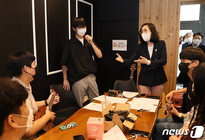 김현숙 여성가족부 장관이 지난 9일 오후 대구 달서구 소재 학교밖청소년지원센터와 청소년상담복지센터를 방문해 동아리 활동을 하는 청소년들과 인사를 나누고 있다. (여성가족부 제공) /뉴스1