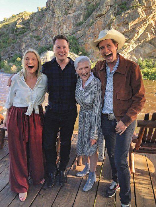 2019년 머스크 가족의 즐거운 한때. 왼쪽부터 영화 제작자인 여동생 토스카, 일론 머스크, 어머니 메이 머스크, 외식 사업가인 남동생 킴발./메이 머스크 소셜 미디어