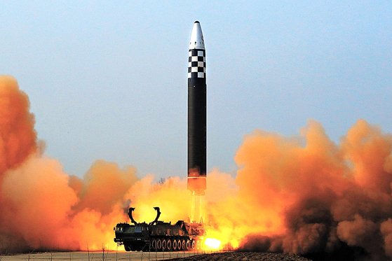 북한은 최근 대륙간탄도미사일(ICBM)을 발사하고 7차 핵실험 움직임에 나서는 등 무력 도발을 이어가고 있다. 사진은 지난달 24일 북한 ICBM을 시험발사하는 모습. 연합뉴스