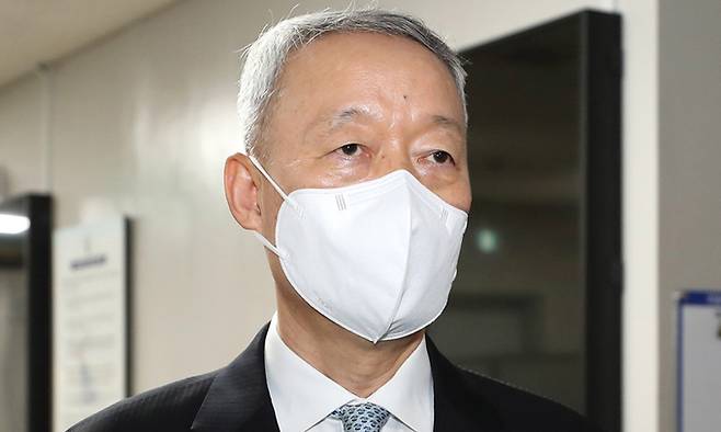 월성 1호기 원전 경제성 평가 부당개입 혐의로 기소된 백운규 전 산업통상자원부 장관이 지난 7일 오후 대전지법에서 열린 관련 공판에 출석하며 취재진의 질문에 답하고 있다. 대전=뉴스1