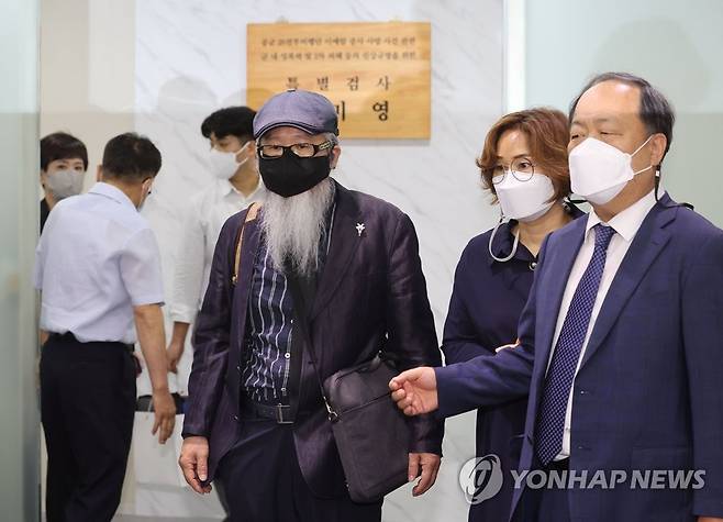 이예람 중사 사망 사건 특검 사무실 찾은 유족 (서울=연합뉴스) 류영석 기자 = 13일 오후 서울 서대문구 미근동에 위치한 '공군 20전투비행단 이예람 중사 사망 사건 관련 군 내 성폭력 및 2차 피해 등의 진상규명을 위한 특별검사팀' 사무실에서 이 중사의 아버지 이주완 씨 등 유가족이 안미영 특별검사와 면담하기 전 발언하고 있다. 2022.6.13 ondol@yna.co.kr