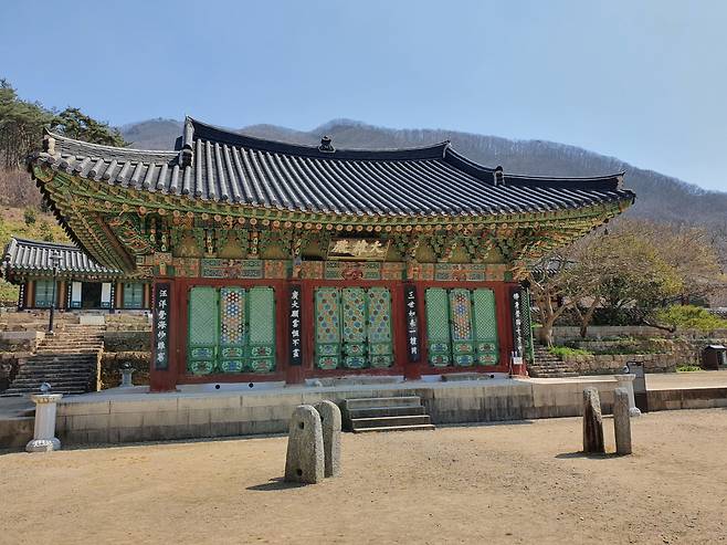 불갑사의 대웅전은 현재 보물로 지정되어 있어 화려한 무늬와 조각을 새긴 조선 후기 목조 불전 건축으로 시대적 특징을 잘 보존하고 있다.