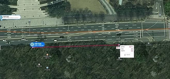 네이버 위성사진을 통해 검색한 전쟁기념관 버스정류장과 국방컨벤션 센터 거리는 대략 100m 이내로 나왔다.