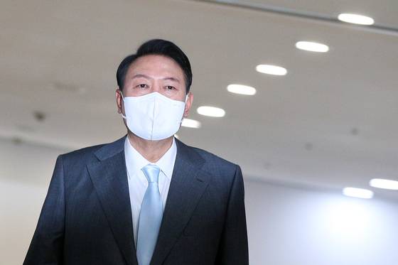 윤석열 대통령이 15일 오전 용산 대통령실로 출근하고 있다. 대통령실사진기자단 2022.6.15/뉴스1
