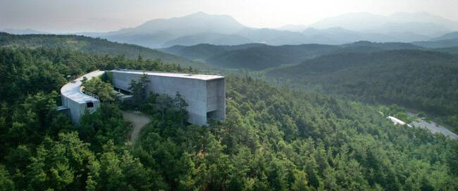경북 군위군의 ‘사유원’을 대표하는 건축물인 ‘소요헌’. 포르투갈의 세계적인 건축거장 알바로 시자의 작품으로 피카소의 걸작 ‘게르니카’를 전시하기 위해 설계한 ‘아트 파빌리온’이다. 본래 스페인 마드리드에 지으려 했으나 건축이 취소돼 설계도로만 남아 있다가, 사유원에 세워졌다. Y자 형태의 건물이 땅으로 스미는 듯 낮고 겸손하다.
