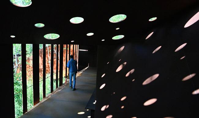 연못 위에 코르텐강(鋼)으로 지은 ‘와사’(臥寺)의 내부. 둥근 구멍으로 들어온 빛이 벽에 무늬가 돼 찍힌다.