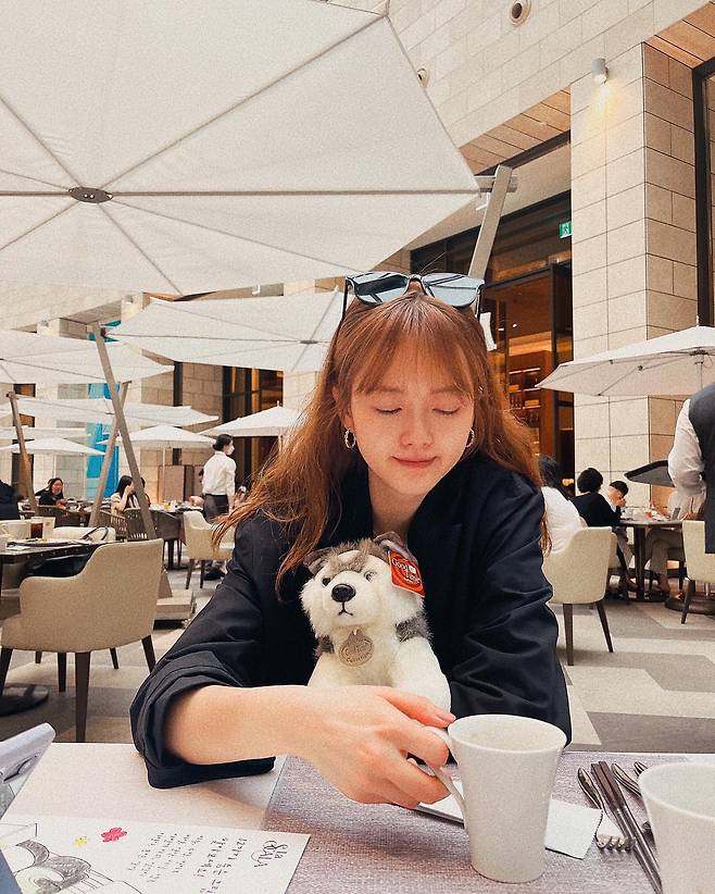On the 16th, Go Ah-ra posted several daily photos on his instagram with a hashtag called # Coffee for a cup.In the photo, Go Ah-ra is having a relaxed routine with a puppy doll in her arms; Go Ah-ra, wearing a navy-colored jacket, gave her a point in fashion with sunglasses and large ring earrings.Go Ah-ras daily look, which is simple but chic, caught the eye.Go Ah-ra even certified a small face with a photo of her wearing sunglasses, boasting a face that was completely covered with one sunglasses when she lifted a coffee cup or covered her mouth with her hand.Fans who watched Go Ah-ras photos responded to Go Ah-ras beauty by leaving comments such as How small your face is covered with sunglasses and You are pretty to go to your sister.Photo = Go Ah-ra Instagram