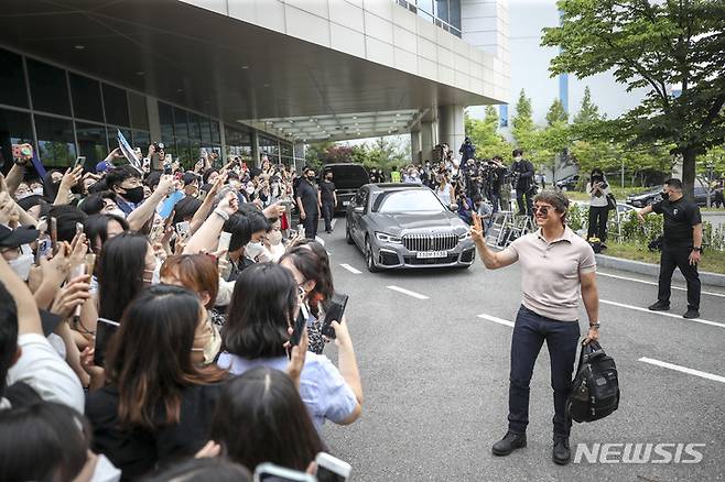 Arrive at Gimpo Airport at 4:32 p.m. on the 17thRespond with a fan for 7 to 8 minutesYou can shake your hands for a while, even with the car door openCruise left Gimpo International Airport at 4:32 p.m.Cruise, who came to Korea on a private plane to promote Top Gun: Maverick while filming the eighth movie of Mission Impossible in the UK, took a fan Service with fans who met him for 7 to 8 minutes.By the afternoon, hundreds of fans and reporters came to see the cruise in front of the exit of Gimpo International Airport.When Cruz arrived and came out of the Airport, cheers poured out, and Cruz did not get in the car but approached the fans and started taking pictures together.He posed for his finger heart, bowed his head slightly, lowered his sunglasses and smiled, and talked to a fan for a long time.When the guards blocked the fan, they asked him to leave because he had to take a picture. He also told his fans to take a selfie.Cruz walked slowly in front of a long line of photo lines, allowing all the fans who met him to take pictures.Cruises fan Service was over only then when the vehicle on board waited long before it started moving due to a schedule problem.He opened the door of the car and waved back to his fans for a while, and when he got in the car, he opened the window and waved again.This is the 10th time that Cruz has visited Korea.Since first coming to Interview with the Vampire in 1994, Mission Impossible 2 (2000) Vanilla Sky (2001) Operation Name Balkyrie (2009) Mission Impossible: Ghost Protocol (2011) Jack Reacher (2013) Mission Impossible: Lognation (2015) Jack Reacher: Never Go Back (2016) Mission Impossible: Paul Out (2018) came to Korea when it was released.Jerry Brookheimer, who produced both the Top Gun and the sequel, will also be with Cruz.Miles Teller, Jay Elis, Glen Powell and Greg Tarzan Davis also attend the official event.Top Gun: Maverick is a follow-up to Top Gun from 1986, which depicts the story of legendary fighter pilot Maverick Pete Mitchell returning to the pilot education institution, Top Guns instructor.Alongside Cruz, it stars Miles Teller, Jennifer Connolly, Glen Powell and Jay Elis Greg Tarzan Davis; directed by Joseph Kosinski; the film will be released on the 22nd.