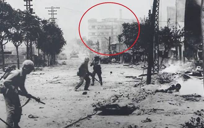 한국전쟁 당시 외신기자가 촬영한 당시 모습. 군인들 뒤로 충정아파트의 모습이 보인다. (사진=TBS '최초의 아파트 충정 아파트' 영상 화면 캡처)