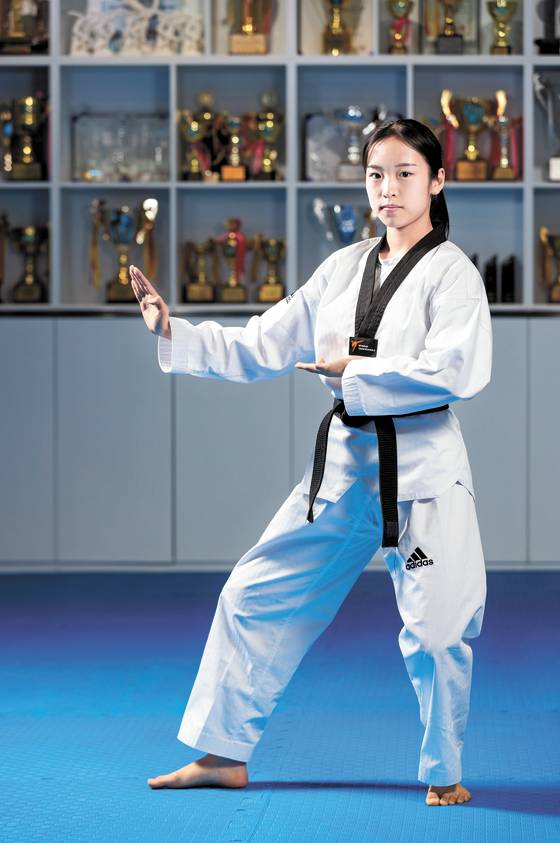 태권도 자유품새 종목 청소년부 국가대표인 이주영 선수가 지난 13일 수원시 국가대표 효자효녀 체육관에서 태권도를 시작하게 된 계기와 목표 등을 밝혔다. 정준희 기자