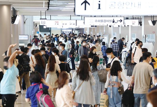 현충일 연휴를 앞둔 6월3일 김포공항 국내선 청사가 여행객들로 붐비고 있다.ⓒ연합뉴스