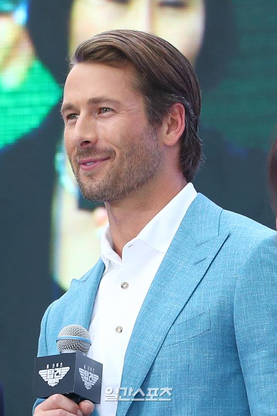 Actor Glen John Powell attended the movie Top Gun: Maverick red carpet at the outdoor plaza of Lotte World Tower in Jamsil, Seoul on the afternoon of the 19th.