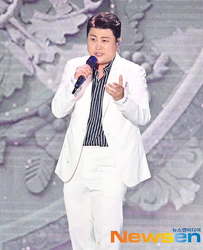 Singer Kim Ho-joong is performing at the 1st DreamConcert Trot stage at Jamsil Olympic Stadium in Songpa-gu, Seoul, on the afternoon of June 19.