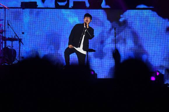 19일 강원 강릉시 강릉올림픽파크강릉아레나에서 열린 2024 강원 동계청소년올림픽대회 성공 개최를 기원하는 ‘2022 대한민국 상생 영수증 콘서트’에서 록밴드 국카스텐이 무대를 꾸미고 있다.이번 콘서트는 강원도, 강릉시, 서울신문과 전자신문이 주최하고 호반과 대중소기업농어업협력재단, G1방송 등이 후원했다. 2022.6.19 오장환 기자