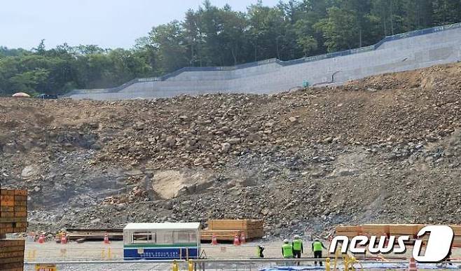 경기도가 장마철을 앞두고 지난 2일부터 10일까지 도내 아파트 공사현장 10개 단지를 대상으로 안전 점검을 한 결과, 가설울타리 고정 불량, 법면 토사 및 발파석 흘러내림 등 139건의 지적사항을 발견해 예방 조치했다고 20일 밝혔다.© 뉴스1