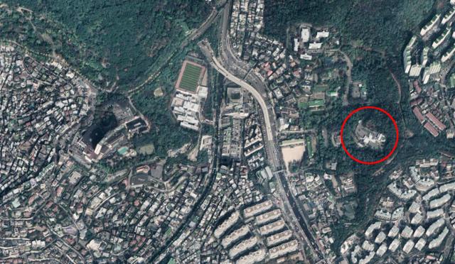 외교부 장관 공관(붉은 선 안)이 위치한 한남동 일대의 위성사진. 구글어스 캡처