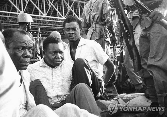 콩고 '독립의 아버지' 파트리스 루뭄바 파트리스 루뭄바 초대 콩고 총리(왼쪽에서 세번째)가 1960년 12월 2일 콩고 레오폴드빌(현재 킨샤사) 공항에서 손이 뒤로 묶인채 트럭에 앉아 있는 모습. [AP=연합뉴스 자료사진, 재판매 및 DB 금지]