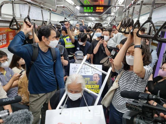 전국장애인차별철폐연대의 지하철 출근길 시위 (사진=이수빈 기자)