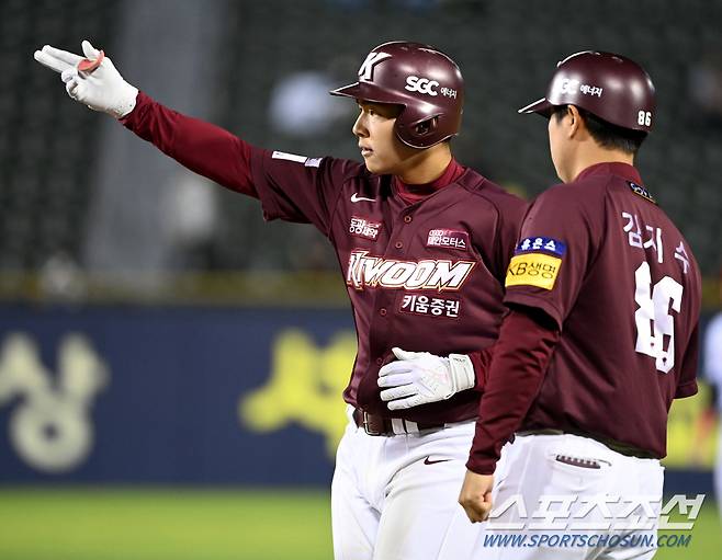 2022 KBO리그 키움 히어로즈와 LG 트윈스의 경기가 26일 잠실야구장에서 열렸다. 7회초 키움 김휘집이 안타를 치고 기뻐하고 있다.잠실=허상욱 기자wook@sportschosun.com/2022.05.26/