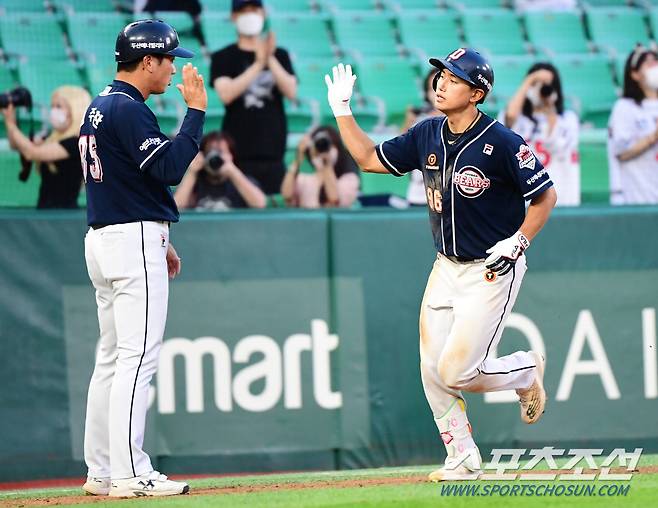 2022 KBO리그 SSG랜더스와 두산베어스의 경기가 21일 인천SSG랜더스필드에서 열렸다. 두산 양찬열이 4회초 2사 1루에서 우월 투런 홈런을 치고 그라운드를 달리고 있다.  인천=최문영 기자 deer@sportschosun.com/2022.06.21/