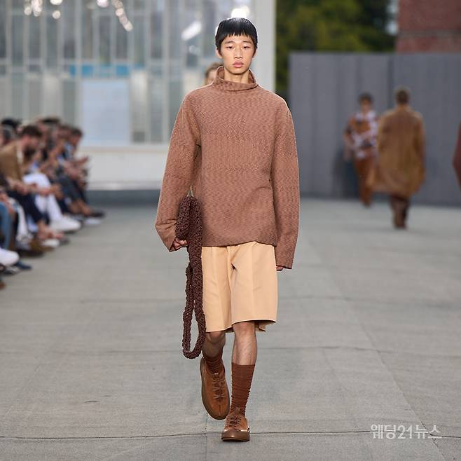 사진 : 제냐, 2023 봄 여름 컬렉션. SS23 패션쇼 <BORN IN OASI ZEGNA> Credits: 아티스틱 디렉터, 알레산드로 사르토리