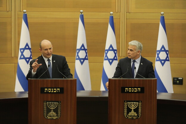 나프탈리 베네트 이스라엘 총리(왼쪽)과 야이르 라피드 외교부 장관이 20일 예루살렘에서 연정해체를 발표하고 있다. EPA 연합뉴스