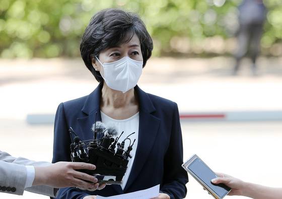 (서울=뉴스1) 구윤성 기자 = 박순애 사회부총리 겸 교육부 장관 후보자가 27일 서울 여의도 한국교육시설안전원에 마련된 인사청문회 준비 사무실로 출근하며 취재진의 질문에 답하고 있다. 2022.5.27/뉴스1